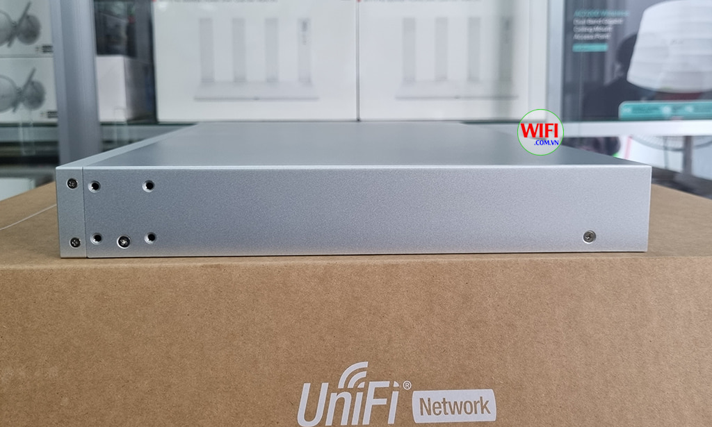 Ảnh chụp Mặt ngang UniFi Switch Pro 48 USW-Pro-48